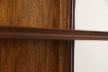 中古　美品　ETHAN ALLEN(イーセンアーレン)　美しい木目と優美な曲線デザインが魅力的な照明付きキャビネット(飾り棚、ガラスケース、キュリオケース、収納棚、戸棚)(R-062325)