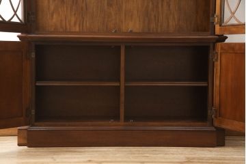 中古　美品　ETHAN ALLEN(イーセンアーレン)　美しい木目と優美な曲線デザインが魅力的な照明付きキャビネット(飾り棚、ガラスケース、キュリオケース、収納棚、戸棚)(R-062325)