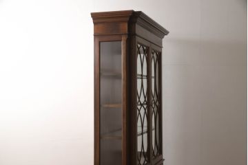 中古　美品　ETHAN ALLEN(イーセンアーレン)　美しい木目と優美な曲線デザインが魅力的な照明付きキャビネット(飾り棚、ガラスケース、キュリオケース、収納棚、戸棚)(R-062325)