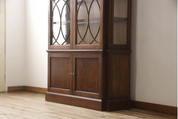 中古　美品　ETHAN ALLEN(イーセンアーレン)　美しい木目と優美な曲線デザインが魅力的な照明付きキャビネット(飾り棚、ガラスケース、キュリオケース、収納棚、戸棚)(R-062325)