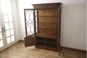 中古　美品　ETHAN ALLEN(イーセンアーレン)　美しい木目と優美な曲線デザインが魅力的な照明付きキャビネット(飾り棚、ガラスケース、キュリオケース、収納棚、戸棚)(R-062325)
