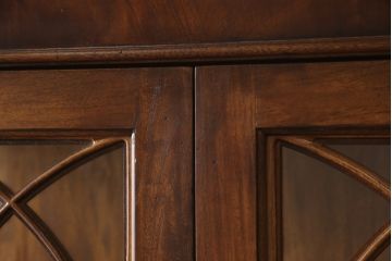 中古　美品　ETHAN ALLEN(イーセンアーレン)　美しい木目と優美な曲線デザインが魅力的な照明付きキャビネット(飾り棚、ガラスケース、キュリオケース、収納棚、戸棚)(R-062325)