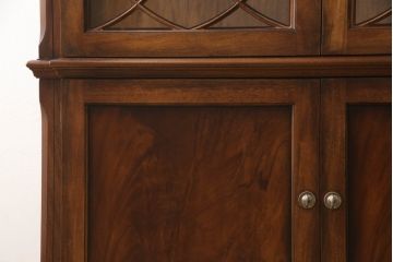中古　美品　ETHAN ALLEN(イーセンアーレン)　美しい木目と優美な曲線デザインが魅力的な照明付きキャビネット(飾り棚、ガラスケース、キュリオケース、収納棚、戸棚)(R-062325)