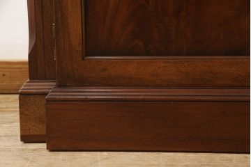 中古　美品　ETHAN ALLEN(イーセンアーレン)　美しい木目と優美な曲線デザインが魅力的な照明付きキャビネット(飾り棚、ガラスケース、キュリオケース、収納棚、戸棚)(R-062325)