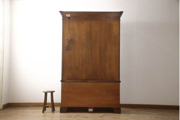 中古　美品　ETHAN ALLEN(イーセンアーレン)　美しい木目と優美な曲線デザインが魅力的な照明付きキャビネット(飾り棚、ガラスケース、キュリオケース、収納棚、戸棚)(R-062325)