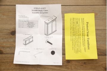 中古　美品　ETHAN ALLEN(イーセンアーレン)　美しい木目と優美な曲線デザインが魅力的な照明付きキャビネット(飾り棚、ガラスケース、キュリオケース、収納棚、戸棚)(R-062325)