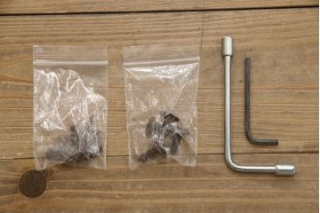 中古　美品　ETHAN ALLEN(イーセンアーレン)　美しい木目と優美な曲線デザインが魅力的な照明付きキャビネット(飾り棚、ガラスケース、キュリオケース、収納棚、戸棚)(R-062325)
