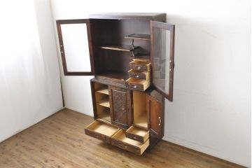 中古　軽井沢彫り　見せる収納が楽しめる!!隅々まで施された桜の彫刻が魅力のキャビネット(食器棚、カップボード、収納棚、戸棚、飾り棚)(R-062326)