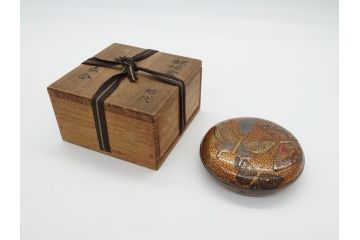 江戸〜明治期　時代物　梨地　螺鈿　蝶描金　木製　高蒔絵　金彩　銀彩　煌びやかに舞う蝶のデザインが魅力の香合(共箱付き、刑部梨地、漆器)(R-062330)