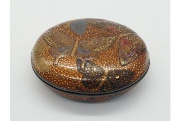江戸〜明治期　時代物　梨地　螺鈿　蝶描金　木製　高蒔絵　金彩　銀彩　煌びやかに舞う蝶のデザインが魅力の香合(共箱付き、刑部梨地、漆器)(R-062330)