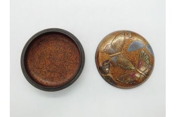 江戸〜明治期　時代物　梨地　螺鈿　蝶描金　木製　高蒔絵　金彩　銀彩　煌びやかに舞う蝶のデザインが魅力の香合(共箱付き、刑部梨地、漆器)(R-062330)