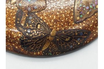 江戸〜明治期　時代物　梨地　螺鈿　蝶描金　木製　高蒔絵　金彩　銀彩　煌びやかに舞う蝶のデザインが魅力の香合(共箱付き、刑部梨地、漆器)(R-062330)