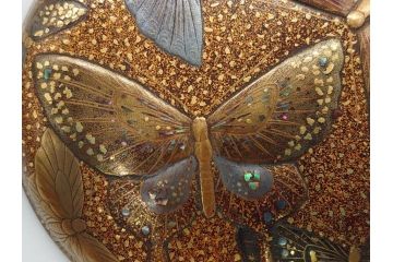 江戸〜明治期　時代物　梨地　螺鈿　蝶描金　木製　高蒔絵　金彩　銀彩　煌びやかに舞う蝶のデザインが魅力の香合(共箱付き、刑部梨地、漆器)(R-062330)