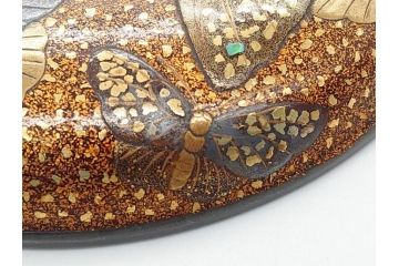 江戸〜明治期　時代物　梨地　螺鈿　蝶描金　木製　高蒔絵　金彩　銀彩　煌びやかに舞う蝶のデザインが魅力の香合(共箱付き、刑部梨地、漆器)(R-062330)