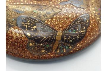 江戸〜明治期　時代物　梨地　螺鈿　蝶描金　木製　高蒔絵　金彩　銀彩　煌びやかに舞う蝶のデザインが魅力の香合(共箱付き、刑部梨地、漆器)(R-062330)