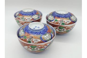 上手物　幕末〜明治期　成化年製　伊万里焼　色絵　金襴手　染付　金彩　花蝶図　鶴　4.4寸　約13cm　色彩豊かな絵付けで食卓が明るくなる蓋付き茶碗3客セット(和食器、和皿、四寸四分)(R-062332)