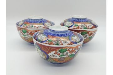 上手物　幕末〜明治期　成化年製　伊万里焼　色絵　金襴手　染付　金彩　花蝶図　鶴　4.4寸　約13cm　色彩豊かな絵付けで食卓が明るくなる蓋付き茶碗3客セット(和食器、和皿、四寸四分)(R-062332)