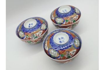 上手物　幕末〜明治期　成化年製　伊万里焼　色絵　金襴手　染付　金彩　花蝶図　鶴　4.4寸　約13cm　色彩豊かな絵付けで食卓が明るくなる蓋付き茶碗3客セット(和食器、和皿、四寸四分)(R-062332)