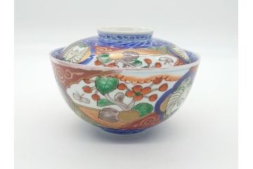 上手物　幕末〜明治期　成化年製　伊万里焼　色絵　金襴手　染付　金彩　花蝶図　鶴　4.4寸　約13cm　色彩豊かな絵付けで食卓が明るくなる蓋付き茶碗3客セット(和食器、和皿、四寸四分)(R-062332)
