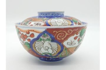 上手物　幕末〜明治期　成化年製　伊万里焼　色絵　金襴手　染付　金彩　花蝶図　鶴　4.4寸　約13cm　色彩豊かな絵付けで食卓が明るくなる蓋付き茶碗3客セット(和食器、和皿、四寸四分)(R-062332)
