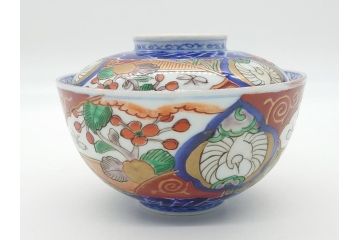 上手物　幕末〜明治期　成化年製　伊万里焼　色絵　金襴手　染付　金彩　花蝶図　鶴　4.4寸　約13cm　色彩豊かな絵付けで食卓が明るくなる蓋付き茶碗3客セット(和食器、和皿、四寸四分)(R-062332)