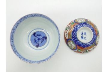 上手物　幕末〜明治期　成化年製　伊万里焼　色絵　金襴手　染付　金彩　花蝶図　鶴　4.4寸　約13cm　色彩豊かな絵付けで食卓が明るくなる蓋付き茶碗3客セット(和食器、和皿、四寸四分)(R-062332)