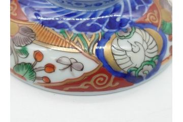 上手物　幕末〜明治期　成化年製　伊万里焼　色絵　金襴手　染付　金彩　花蝶図　鶴　4.4寸　約13cm　色彩豊かな絵付けで食卓が明るくなる蓋付き茶碗3客セット(和食器、和皿、四寸四分)(R-062332)