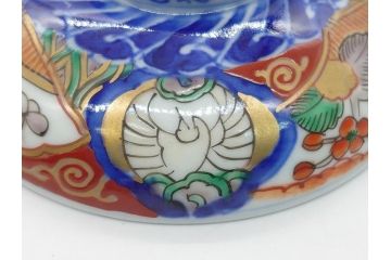 上手物　幕末〜明治期　成化年製　伊万里焼　色絵　金襴手　染付　金彩　花蝶図　鶴　4.4寸　約13cm　色彩豊かな絵付けで食卓が明るくなる蓋付き茶碗3客セット(和食器、和皿、四寸四分)(R-062332)
