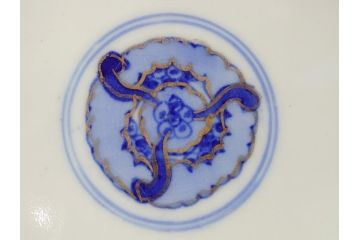 上手物　幕末〜明治期　成化年製　伊万里焼　色絵　金襴手　染付　金彩　花蝶図　鶴　4.4寸　約13cm　色彩豊かな絵付けで食卓が明るくなる蓋付き茶碗3客セット(和食器、和皿、四寸四分)(R-062332)