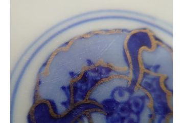上手物　幕末〜明治期　成化年製　伊万里焼　色絵　金襴手　染付　金彩　花蝶図　鶴　4.4寸　約13cm　色彩豊かな絵付けで食卓が明るくなる蓋付き茶碗3客セット(和食器、和皿、四寸四分)(R-062332)