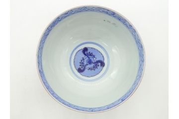 上手物　幕末〜明治期　成化年製　伊万里焼　色絵　金襴手　染付　金彩　花蝶図　鶴　4.4寸　約13cm　色彩豊かな絵付けで食卓が明るくなる蓋付き茶碗3客セット(和食器、和皿、四寸四分)(R-062332)