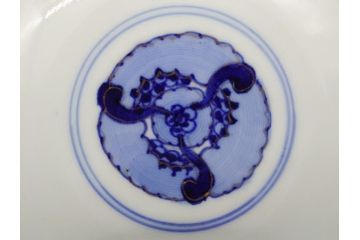 上手物　幕末〜明治期　成化年製　伊万里焼　色絵　金襴手　染付　金彩　花蝶図　鶴　4.4寸　約13cm　色彩豊かな絵付けで食卓が明るくなる蓋付き茶碗3客セット(和食器、和皿、四寸四分)(R-062332)