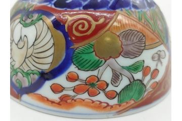 上手物　幕末〜明治期　成化年製　伊万里焼　色絵　金襴手　染付　金彩　花蝶図　鶴　4.4寸　約13cm　色彩豊かな絵付けで食卓が明るくなる蓋付き茶碗3客セット(和食器、和皿、四寸四分)(R-062332)