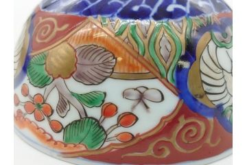 上手物　幕末〜明治期　成化年製　伊万里焼　色絵　金襴手　染付　金彩　花蝶図　鶴　4.4寸　約13cm　色彩豊かな絵付けで食卓が明るくなる蓋付き茶碗3客セット(和食器、和皿、四寸四分)(R-062332)