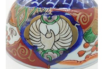 上手物　幕末〜明治期　成化年製　伊万里焼　色絵　金襴手　染付　金彩　花蝶図　鶴　4.4寸　約13cm　色彩豊かな絵付けで食卓が明るくなる蓋付き茶碗3客セット(和食器、和皿、四寸四分)(R-062332)