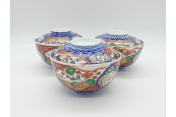 上手物　幕末〜明治期　成化年製　伊万里焼　色絵　金襴手　染付　金彩　花蝶図　鶴　4.4寸　約13cm　色彩豊かな絵付けで食卓が明るくなる蓋付き茶碗3客セット(和食器、和皿、四寸四分)(R-062333)
