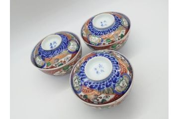 上手物　幕末〜明治期　成化年製　伊万里焼　色絵　金襴手　染付　金彩　花蝶図　鶴　4.4寸　約13cm　色彩豊かな絵付けで食卓が明るくなる蓋付き茶碗3客セット(和食器、和皿、四寸四分)(R-062333)