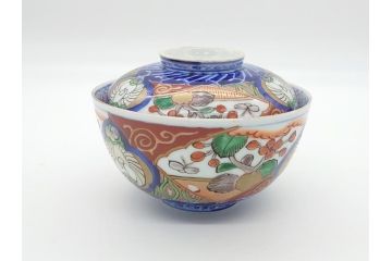 上手物　幕末〜明治期　成化年製　伊万里焼　色絵　金襴手　染付　金彩　花蝶図　鶴　4.4寸　約13cm　色彩豊かな絵付けで食卓が明るくなる蓋付き茶碗3客セット(和食器、和皿、四寸四分)(R-062333)
