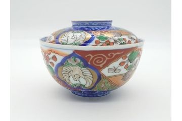 上手物　幕末〜明治期　成化年製　伊万里焼　色絵　金襴手　染付　金彩　花蝶図　鶴　4.4寸　約13cm　色彩豊かな絵付けで食卓が明るくなる蓋付き茶碗3客セット(和食器、和皿、四寸四分)(R-062333)