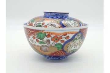 上手物　幕末〜明治期　成化年製　伊万里焼　色絵　金襴手　染付　金彩　花蝶図　鶴　4.4寸　約13cm　色彩豊かな絵付けで食卓が明るくなる蓋付き茶碗3客セット(和食器、和皿、四寸四分)(R-062333)