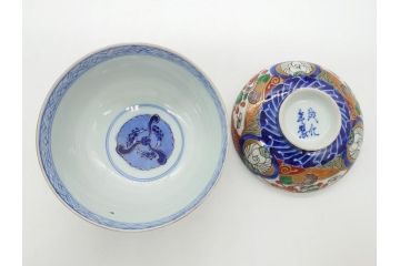 上手物　幕末〜明治期　成化年製　伊万里焼　色絵　金襴手　染付　金彩　花蝶図　鶴　4.4寸　約13cm　色彩豊かな絵付けで食卓が明るくなる蓋付き茶碗3客セット(和食器、和皿、四寸四分)(R-062333)