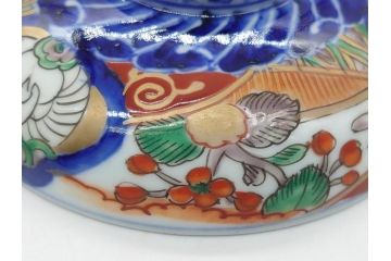 上手物　幕末〜明治期　成化年製　伊万里焼　色絵　金襴手　染付　金彩　花蝶図　鶴　4.4寸　約13cm　色彩豊かな絵付けで食卓が明るくなる蓋付き茶碗3客セット(和食器、和皿、四寸四分)(R-062333)