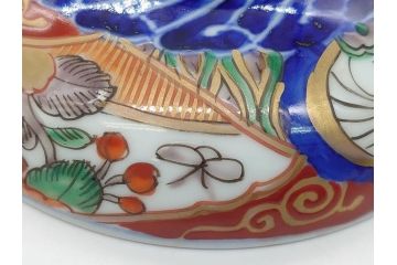 上手物　幕末〜明治期　成化年製　伊万里焼　色絵　金襴手　染付　金彩　花蝶図　鶴　4.4寸　約13cm　色彩豊かな絵付けで食卓が明るくなる蓋付き茶碗3客セット(和食器、和皿、四寸四分)(R-062333)