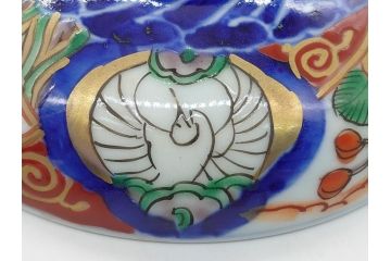 上手物　幕末〜明治期　成化年製　伊万里焼　色絵　金襴手　染付　金彩　花蝶図　鶴　4.4寸　約13cm　色彩豊かな絵付けで食卓が明るくなる蓋付き茶碗3客セット(和食器、和皿、四寸四分)(R-062333)