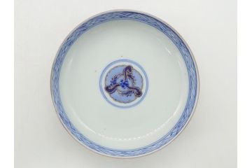 上手物　幕末〜明治期　成化年製　伊万里焼　色絵　金襴手　染付　金彩　花蝶図　鶴　4.4寸　約13cm　色彩豊かな絵付けで食卓が明るくなる蓋付き茶碗3客セット(和食器、和皿、四寸四分)(R-062333)