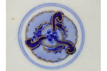 上手物　幕末〜明治期　成化年製　伊万里焼　色絵　金襴手　染付　金彩　花蝶図　鶴　4.4寸　約13cm　色彩豊かな絵付けで食卓が明るくなる蓋付き茶碗3客セット(和食器、和皿、四寸四分)(R-062333)