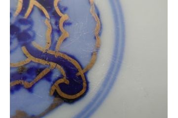 上手物　幕末〜明治期　成化年製　伊万里焼　色絵　金襴手　染付　金彩　花蝶図　鶴　4.4寸　約13cm　色彩豊かな絵付けで食卓が明るくなる蓋付き茶碗3客セット(和食器、和皿、四寸四分)(R-062333)