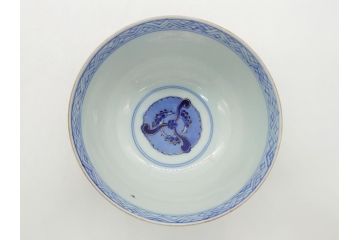 上手物　幕末〜明治期　成化年製　伊万里焼　色絵　金襴手　染付　金彩　花蝶図　鶴　4.4寸　約13cm　色彩豊かな絵付けで食卓が明るくなる蓋付き茶碗3客セット(和食器、和皿、四寸四分)(R-062333)