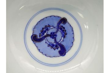 上手物　幕末〜明治期　成化年製　伊万里焼　色絵　金襴手　染付　金彩　花蝶図　鶴　4.4寸　約13cm　色彩豊かな絵付けで食卓が明るくなる蓋付き茶碗3客セット(和食器、和皿、四寸四分)(R-062333)
