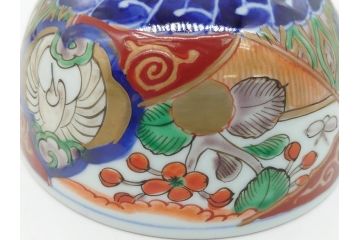 上手物　幕末〜明治期　成化年製　伊万里焼　色絵　金襴手　染付　金彩　花蝶図　鶴　4.4寸　約13cm　色彩豊かな絵付けで食卓が明るくなる蓋付き茶碗3客セット(和食器、和皿、四寸四分)(R-062333)